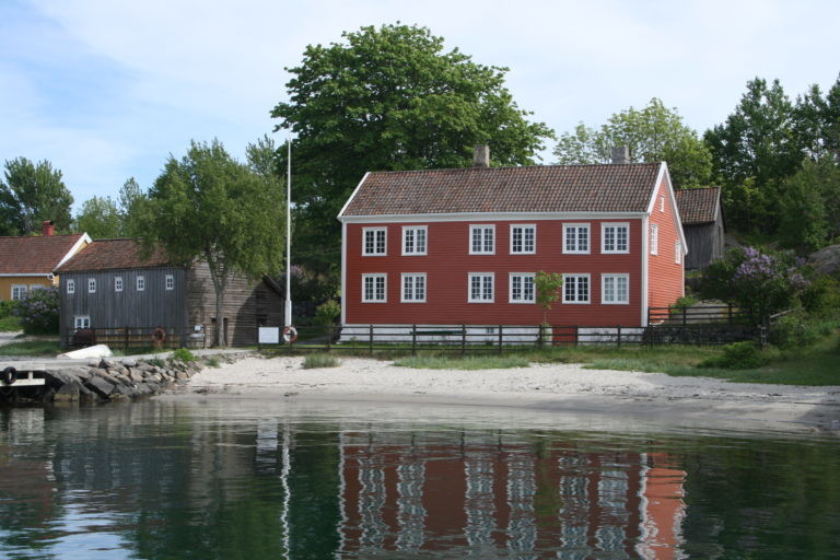 Merdøgaard med strand